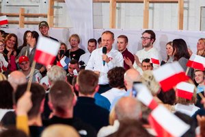 Lenkijos opozicijnės partijos pasirašė koalicijos susitarimą ir yra „pasirengusios“ valdyti