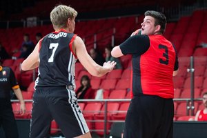 Į krepšinio aikštę žengia „Ryto“ treneriai su G. Žibėnu priešakyje: tikslas – iškovoti titulą