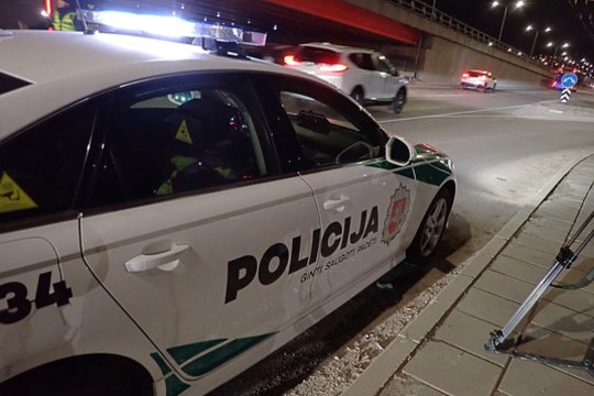 Vilniuje sulaikyta pagrobtą vyrą automobiliu vežusi trijulė – policija rado antrankius ir ginklą