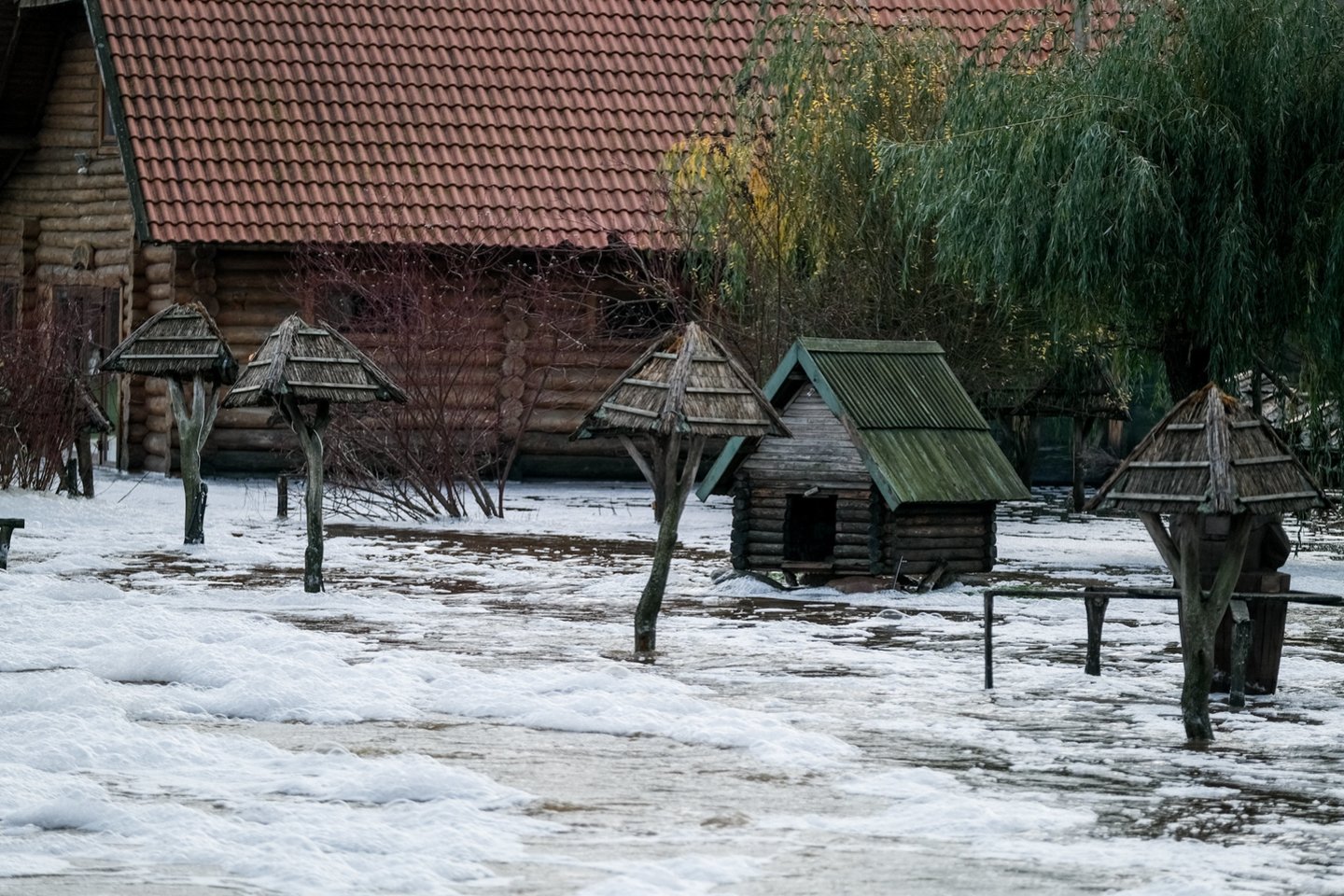 Kaskart kilus didesniam potvyniui jau ne pirmą kartą užliejama Kretingos užeigos „Vienkiemis“ teritorija.<br>K.Bakūno/ELTA nuotr.
