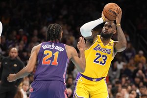 Titanų mūšyje L. Jamesas su „Lakers“ palaužė K. Durantą su „Suns“