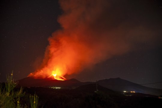 Iš Italijos Etnos ugnikalnio naktį ėmė veržtis lava