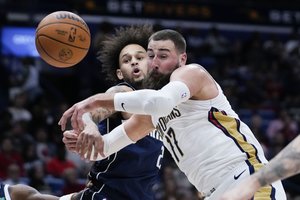 Tritaškiais prapliupęs J. Valančiūnas neišgelbėjo: K. Irvingo ir L. Dončičiaus šou „Pelicans“ išrašė penktąjį pralaimėjimą iš eilės