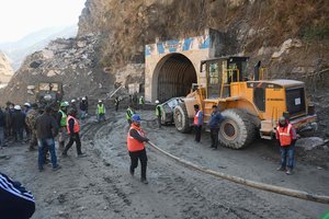 Yra ženklų, kad 40 įgriuvusiame tunelyje esančių indų statybininkų yra gyvi