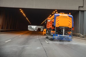 Vilniuje jau pradeda barstyti gatves, tiltus, viadukus: vairuotojus įspėja dėl pavojų keliuose