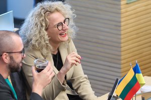 Tvirtina, kad koalicijoje jau ne tik lėkštės dūžta, bet pro langą mėtomi virtuviniai baldai