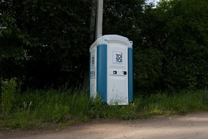 Prie kapinių pasigenda tualetų: prispaudus reikalui – prie upės ar į krūmus