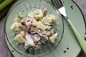 Vištienos mišrainė su salierais ir ananasais: lengva, paprasta ir gardu