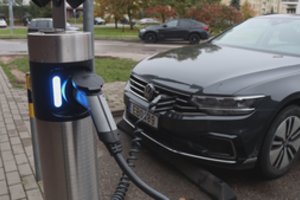 Atskleidė, kodėl elektromobiliuose naudojamos 12V baterijos