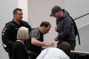 Per riaušes prie Seimo nukentėjęs pareigūnas: man į galvą pataikyta buteliu, nubrozdintas žastas, apgadinta tatuiruotė