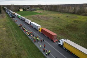 Sunkvežimių eilės Lenkijos ir Ukrainos pasienyje – ilgesnės nei 20 km