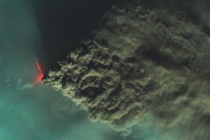 Parodė nuotraukas: po milžiniško išsiveržimo iš aukščiausio Rusijos ugnikalnio nusidriekė gigantiška dūmų juosta