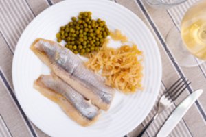 Silkės salotos su žirneliais ir porais: receptas, kuris pravers ir kasdien, ir per šventes