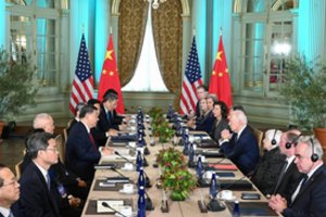 Kinijos ir JAV prezidentai susitarė atnaujinti aukšto lygio karinių pajėgų bendravimą