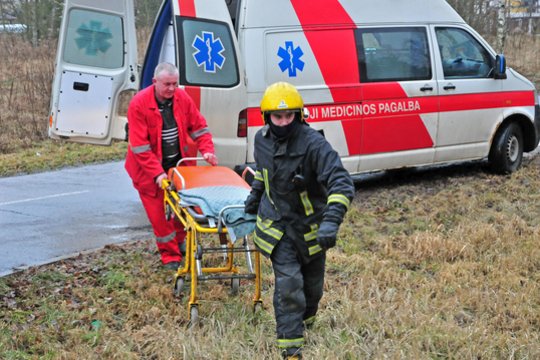 Vilniuje jauna mergina automobiliu nulėkė į Vokės upę: nukentėjusi – medikų rankose