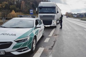 Pareigūnai tikrino krovininius automobilius ir autobusus: nustatė beveik 200 pažeidimų