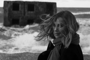 Inga Jankauskaitė pristato kinematografišką vaizdo klipą „Nuoga į dilgėles“: savęs priėmimo ir atgimimo daina