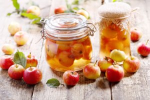 Su medumi rauginti obuoliai: nesigailėsite išbandę fermentavimo žinovės receptą