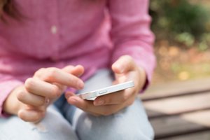 „Labas, mama“ atakos grįžo kitu formatu: lietuvių telefonus pasiekė naujo tipo sukčių SMS žinutės