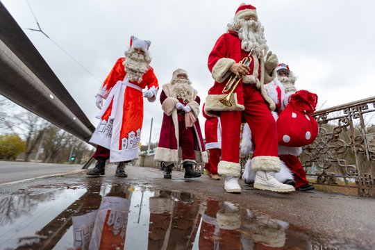  Pirmasis Baltijos šalių Kalėdų Senelių sąskrydis.<br> J.Kalinsko (ELTA) nuotr.