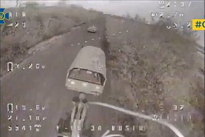 Pilotai virtuozai: parodė, kaip ukrainiečių dronas kamikadzė įskrieja į važiuojančio rusų karinio sunkvežimio kėbulą
