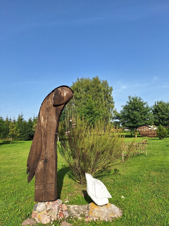 Tautodailininko R.Blažaičio skulptūra – iš medžio išdrožtas paukščio pavidalo moters siluetas ir priešais tupintis baltas balandis. Tai Salomėja ir jos sūnelis Saulius, kurį ji vadindavo Balanduku.<br> L.Lavastės nuotr.