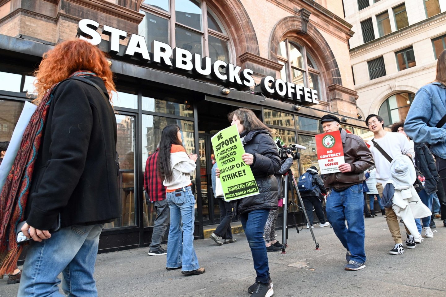 Darbuotojai šimtuose JAV „Starbucks“ parduotuvių ketvirtadienį per pagrindinį reklaminį renginį išėjo iš darbo.<br>Zumapress/Scanpix nuotr.