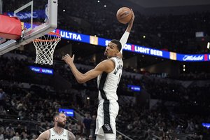 Šalia trigubo dublio buvusio V. Wembanyamos nepakako pergalei prieš „Grizzlies“