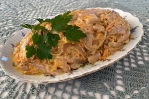 Silkė su pupelėmis, morkomis ir svogūnais: mišrainė, kuri ilgai ant stalo neužsigulės