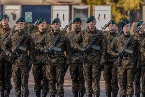 Apklausa: lenkai nebenori privalomosios karo tarnybos