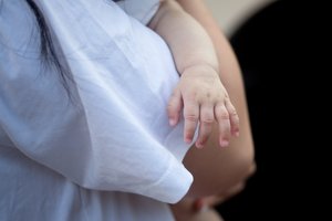 Tėvo pro langą išmestas kūdikis gydomas Kaune: būklė – kritinė, užminė mįslę ir dėl tėvo 