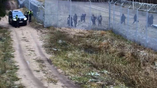 Nufilmavo Baltarusijos pasieniečių ataką: prakirpę sienos gabalą į Lietuvą bandė įleisti būrį migrantų