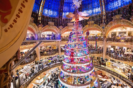 Kalėdinė dvasia suspindo Paryžiaus prekybos centre „Galeries Lafayette“.<br> EPA-ELTA nuotr.