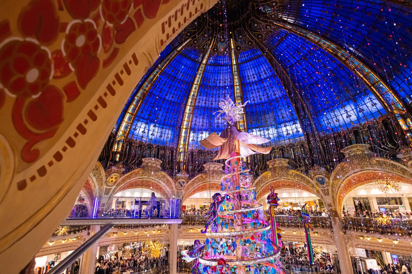  Kalėdinė dvasia suspindo Paryžiaus prekybos centre „Galeries Lafayette“.<br> EPA-ELTA nuotr.