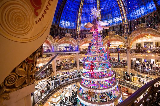 Kalėdinė dvasia suspindo Paryžiaus prekybos centre „Galeries Lafayette“.<br> EPA-ELTA nuotr.