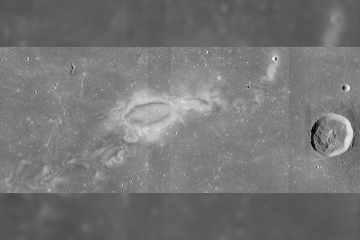 Mėnulio paviršiuje išraižyti sūkuriniai raštai, atrodo, yra susiję su šio paviršiaus formos pokyčiais<br>NASA / „Goddard Space Flight Center“ / Arizonoos universiteto nuotr.