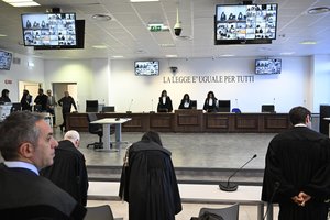 Pietų Italijoje pasibaigus milžiniškos apimties teismo procesui, mafijos vadeivos nuteisti 30 metų kalėti