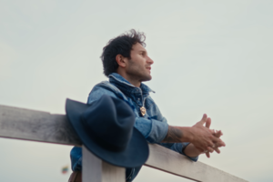 Vaidas Baumila pristato lietuviškos gamtos apsuptyje įamžintą vaizdo klipą „Eik“