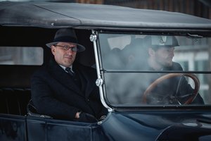 Filmo „Laikinai jūsų“ užkulisiai: prikelti istoriniai automobiliai, paslėpti šaligatviai