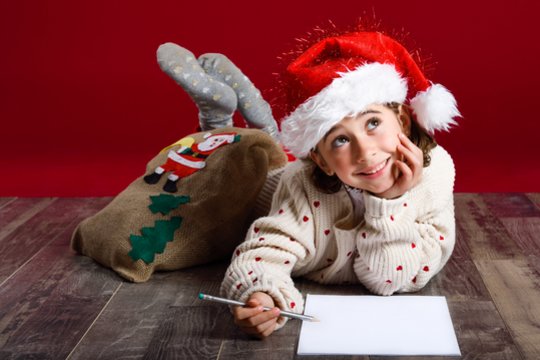Rašyti laišką Kalėdų Seneliui yra smagi Kalėdų tradicija.