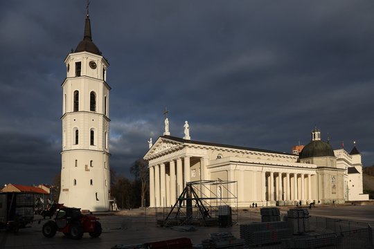  Vilniaus Katedros aikštėje kyla Kalėdų eglės konstrukcija.<br> R.Danisevičiaus nuotr.