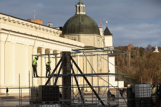  Vilniaus Katedros aikštėje kyla Kalėdų eglės konstrukcija.<br> R.Danisevičiaus nuotr.