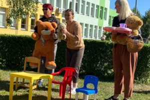 Darželio auklėtojos atskleidė pliušinių meškučių misiją: herojais knygose jie tampa neatsitiktinai