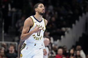 Rekordinį kėlinį sužaidęs T. Haliburtonas atvedė „Pacers“ į pergalę ir į kitą NBA taurės etapą