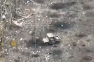 Keistas incidentas: rusai nauju kinišku kariniu visureigiu pervažiavo savo pačių kareivį