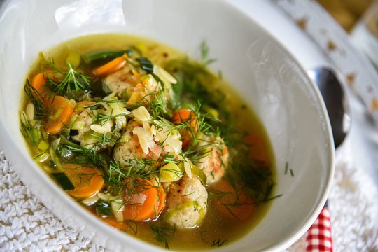  Itališka daržovių sriuba su vištienos kukuliais ir Orzo makaronais.