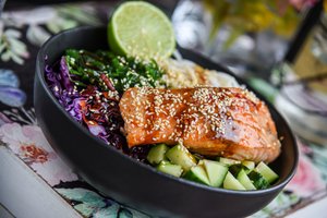 Keptos lašišos ir ryžių makaronų dubenėlis nustebins ir skoniu, ir vaizdu