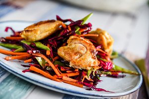 Sultingi vištų šlaunelių kepsniai su mėlynųjų kopūstų salotomis: ir gardu, ir „neina į kūną“