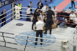 Skaudus smūgis lietuviui: po lenko spyrio į veidą M. Rimdeika buvo iš ringo išneštas ant neštuvų