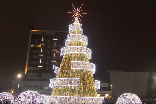  2021 metais viena daugiausiai patiktukų sulaukusių Kalėdų eglių buvo įžiebta Marijampolėje.<br> Marijampolės miesto savivaldybės nuotr.